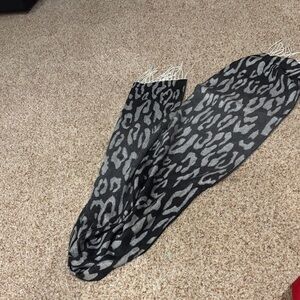 NWT COLLECTIONEIGHTEEN leopard scarf black/white